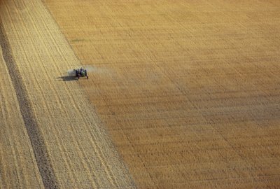 Un trattore che raccoglie da Unbekannt Unbekannt
